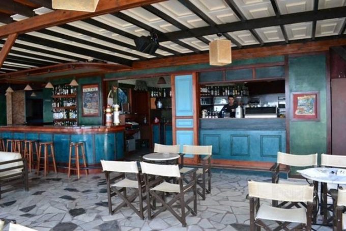 Καφετέρια Μουσικό Μπαρ στη Σούγια Χανίων Cafe Lotos. Θέα στο Λιβυκό πέλαγος. Πρωινό, Burgers, Κρέπες, Παγωτά, Χυμοί, Ποτά, Κοκτέιλ