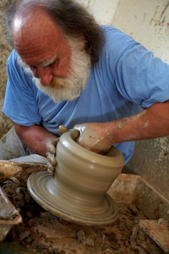 ΕΡΓΑΣΤΗΡΙΟ ΚΕΡΑΜΙΚΗΣ ΘΗΡΑ ΣΑΝΤΟΡΙΝΗ | ΧΩΜΑ ΚΑΙ ΝΕΡΟ --- greekcatalog.net