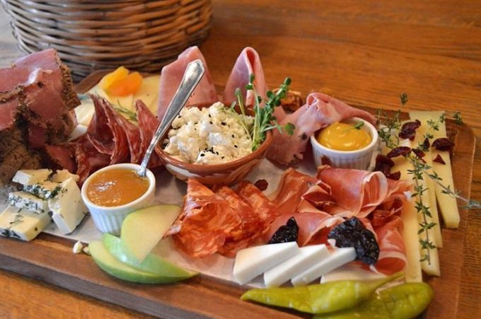 ΕΣΤΙΑΤΟΡΙΟ ΜΠΑΡ WINE PUB | ΦΡΕΑΤΤΥΔΑ ΠΕΙΡΑΙΑΣ ΑΤΤΙΚΗ | CORKS & FORKS WINE BAR - greekcatalog.net