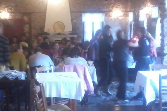 Εστιατόριο–Καφέ Μπαρ Νερόμυλος στο Λιτόχωρο Πιερίας. Αναλαμβάνουμε κάθε είδους εκδηλώσεις: βαπτίσεις, γάμους, επαγγελματικές συνεστιάσεις. Μαγειρευτά, Σούπες, Ψητά Σχάρας, Τσιπουρομεζέδες  Hot Dog, Χειροποίητα γλυκά του κουταλιού, Παραδοσιακές πίτες. Σαββατοκύριακα σούβλες-Όλα της ώρας-greekcatalog.net