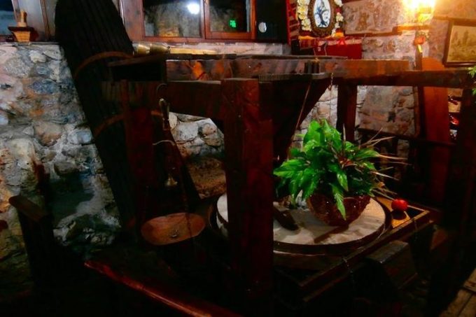 Εστιατόριο–Καφέ Μπαρ Νερόμυλος στο Λιτόχωρο Πιερίας. Αναλαμβάνουμε κάθε είδους εκδηλώσεις: βαπτίσεις, γάμους, επαγγελματικές συνεστιάσεις. Μαγειρευτά, Σούπες, Ψητά Σχάρας, Τσιπουρομεζέδες  Hot Dog, Χειροποίητα γλυκά του κουταλιού, Παραδοσιακές πίτες. Σαββατοκύριακα σούβλες-Όλα της ώρας-greekcatalog.net
